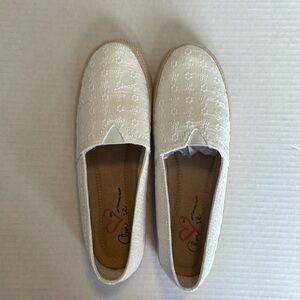 NWT MIA white eyelet espadrille flats with memory foam in size 8 Brand new!